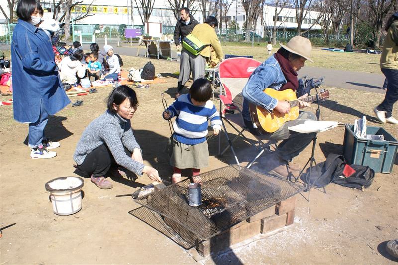 火の周りには人が自然に集まる