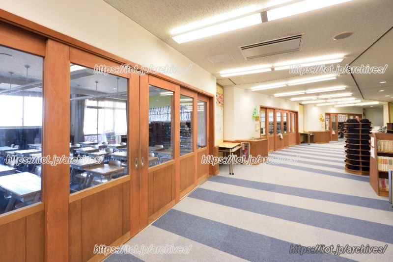 教室と廊下の境界となる開き戸は大きな窓が印象的