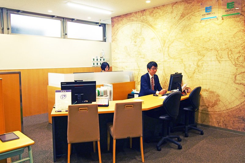 一面世界地図の壁が目を惹く「栄光ゼミナール 武蔵小金井校」