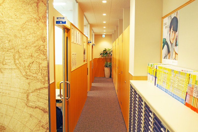 教室内は木のぬくもりある、明るいデザイン