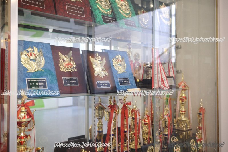 好成績を収めた部活動の数々のトロフィーが並ぶ