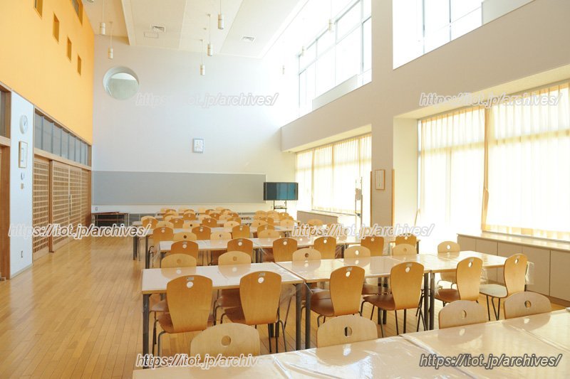 「ふれあいランチルーム」では中学生とお年寄りが一緒に給食を食べる場面も