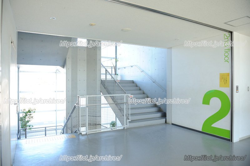 明るく開放的な校内