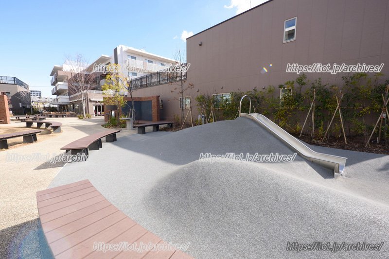 広場の一部が山状になっている