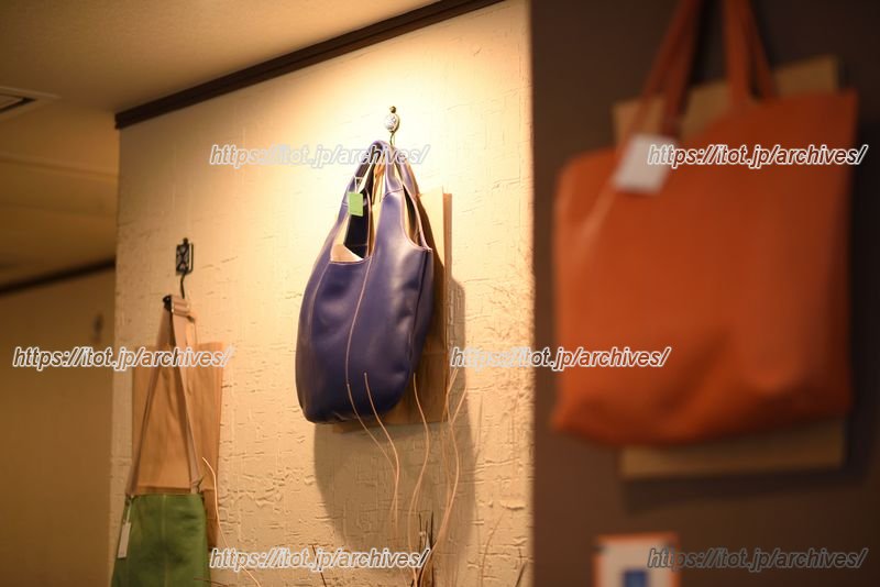 店内で展示販売されているレザーバッグ
