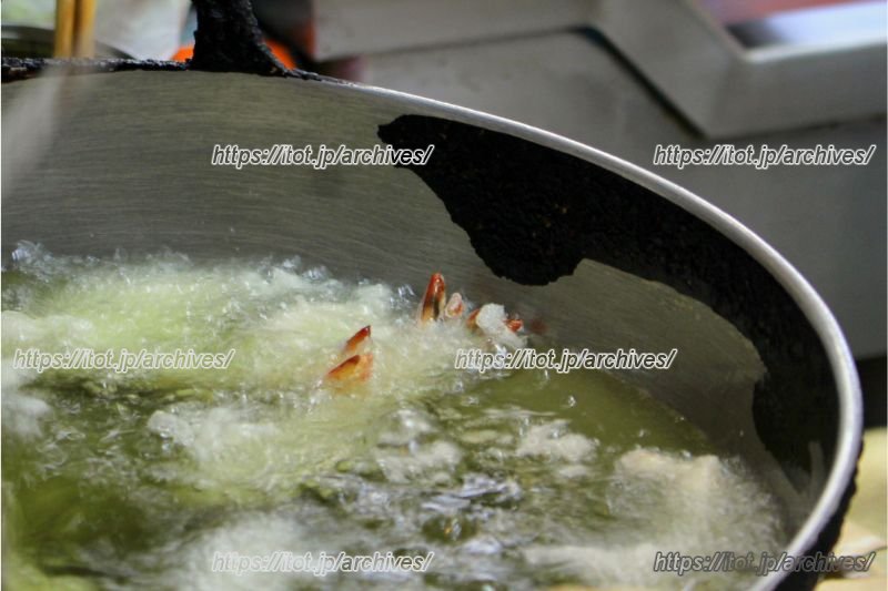 カウンター越しに聴こえるシュワシュワという音が食欲をそそる