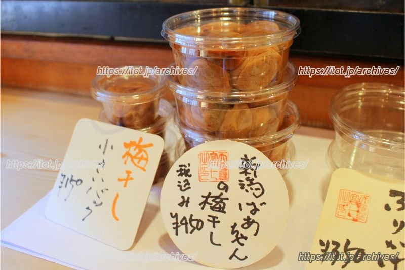 カウンターに並ぶ持ち帰り用の商品