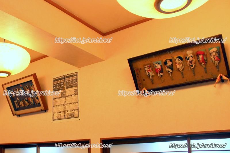 江戸の風情が感じられる、歌舞伎役者の羽子板も飾られている