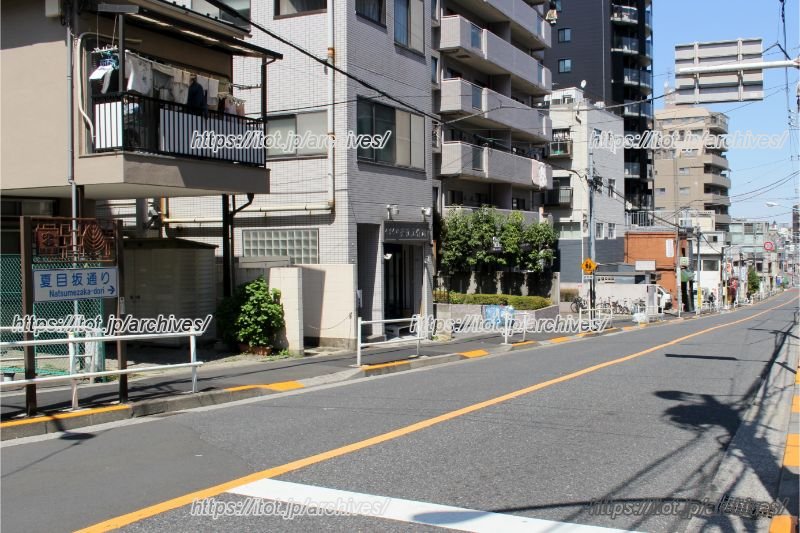 「髙七」がある夏目坂通り