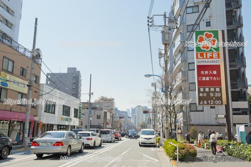 「若松河田」駅前