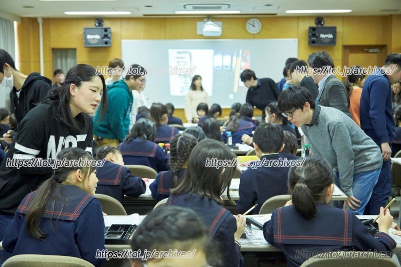 帝塚山小学校で体験型授業を行う帝塚山大学生