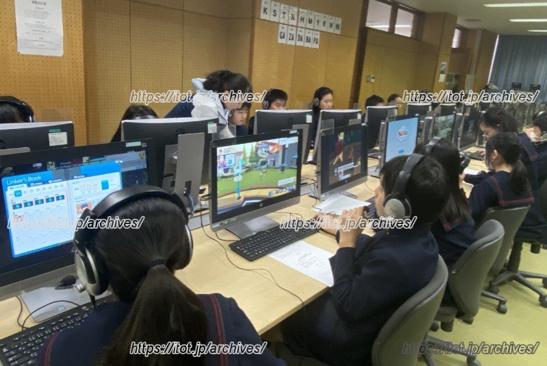 最新のICT教材を使って英語を学ぶ小学生