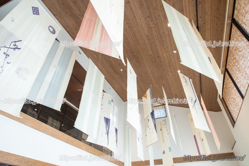 天井に展示される芸者さんの手ぬぐい