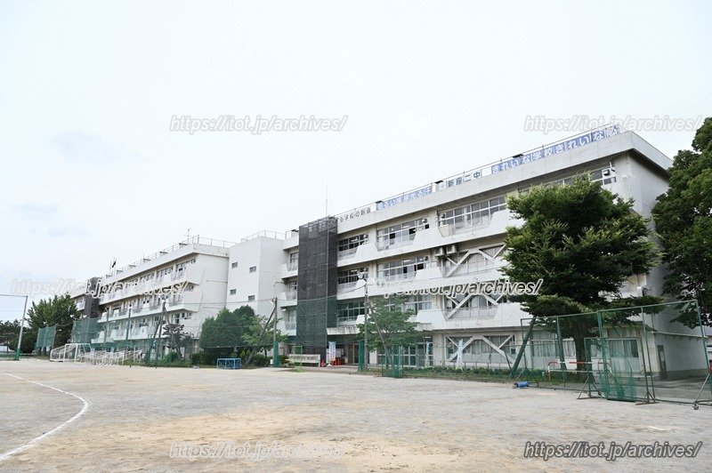 「新座市立第二中学校」校舎外観