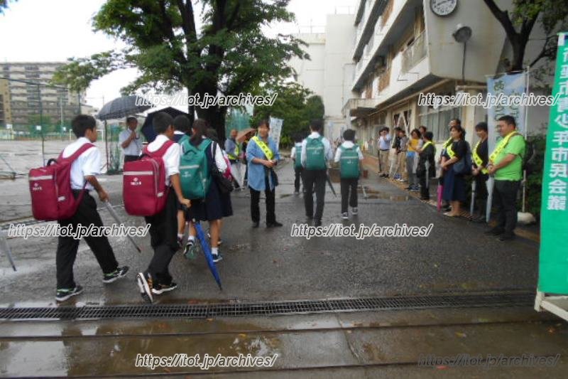 朝のあいさつ運動の様子(提供:新座市立第二中学校)