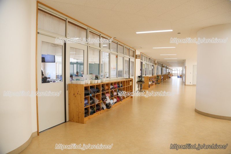 白を基調とした広い廊下