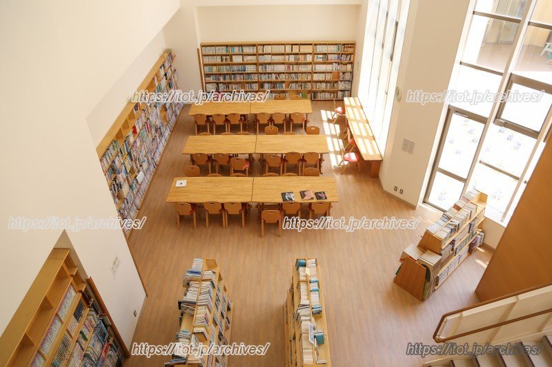 吹き抜けの図書室。週に2日、図書館司書が来て、本の分類や整理を行っている。