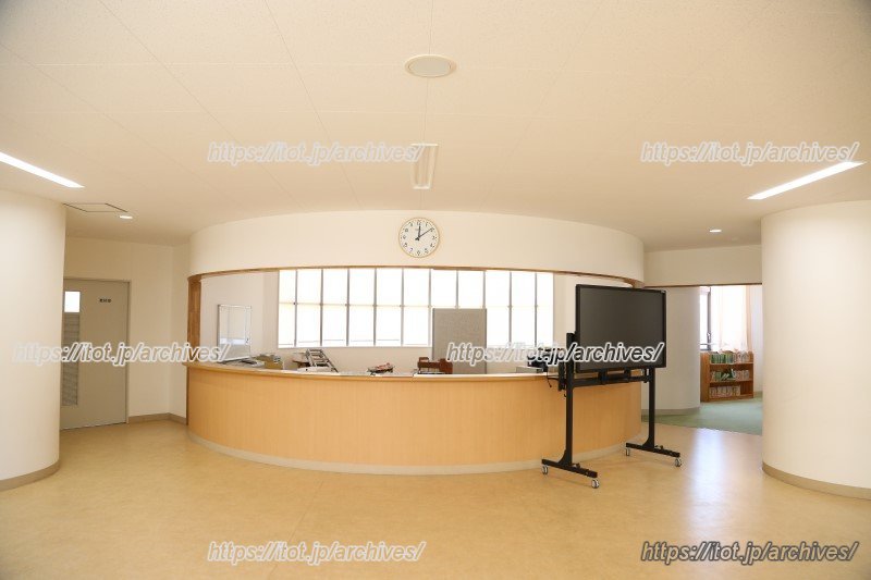 教室を挟むようにある教師ステーション。読書スペースも完備。