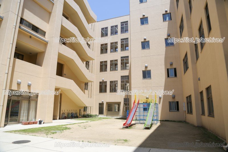 光が差す心地よい中庭