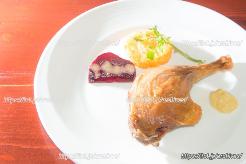 ご主人のこだわりがつまった料理。こちらは「仔鴨もも肉のコンフィ」