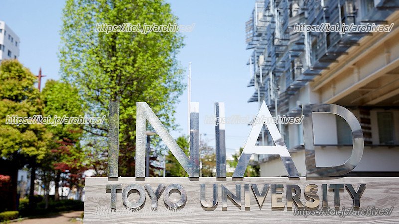 正門にあるINIADの文字