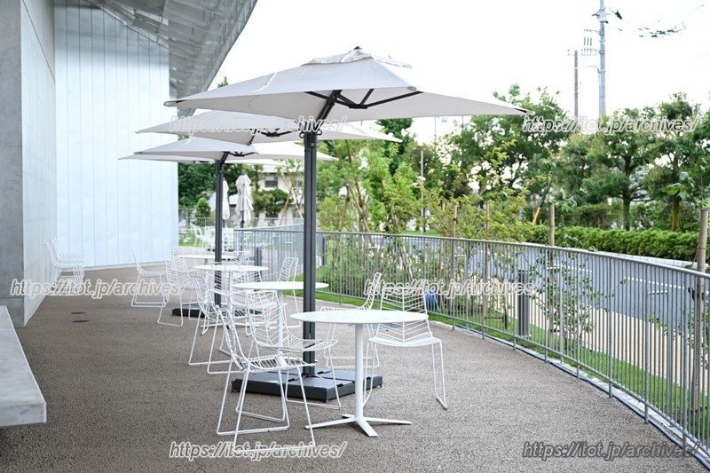 テラス席もあり、キャップ付きの飲み物を片手に読書を楽しめる