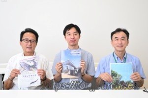 左から、昭島市教育委員会の伊藤さん、昭島市民図書館・郷土資料室館長の小田さん、昭島市教育委員会事務局の磯村さん