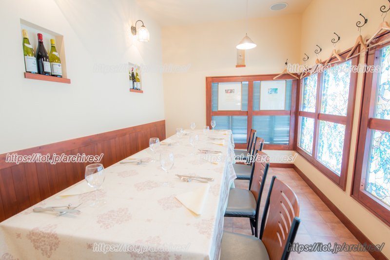 ステンドグラス風の窓が可愛らしい、2階のテーブル席。