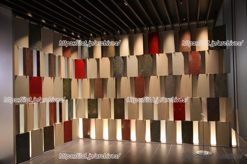 エントランスの風除室には「新潟漆器」の木製パネルを配置。漆器職人が1年をかけてひとつひとつ製作