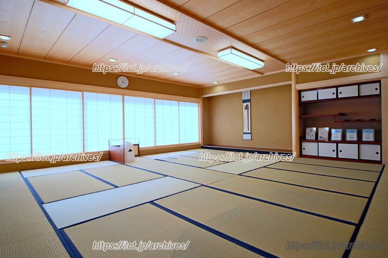 茶道部の生徒らが利用する、広々とした和室