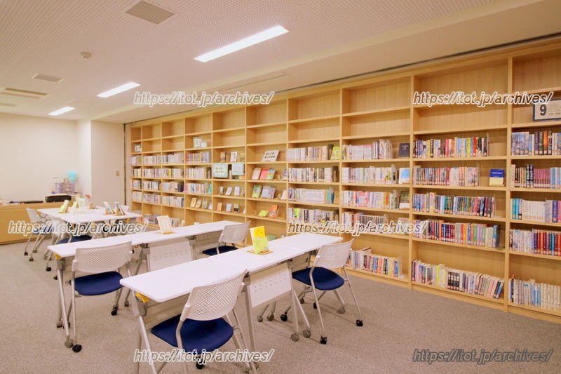 中学校所蔵の図書が並ぶ「学習室」