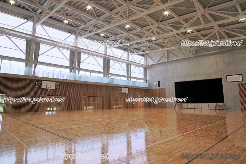陽光を効果的に取り込める、冷暖房完備の明るい体育館