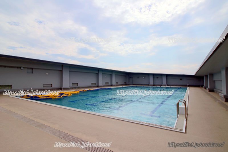 人目を気にせず泳げる屋上プール
