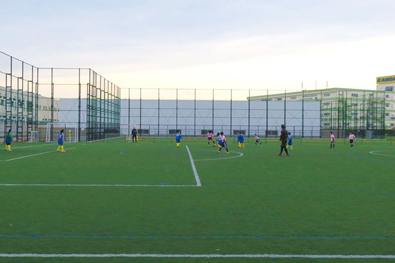 「浮間子どもスポーツ広場」でサッカーの試合中の少年たち