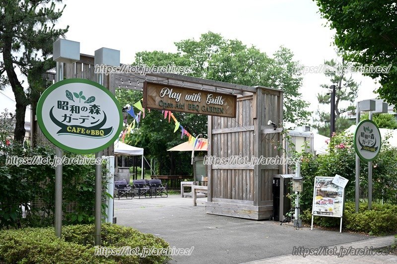 エントランスをくぐると、周囲の緑の美しさと空の広さを感じられる