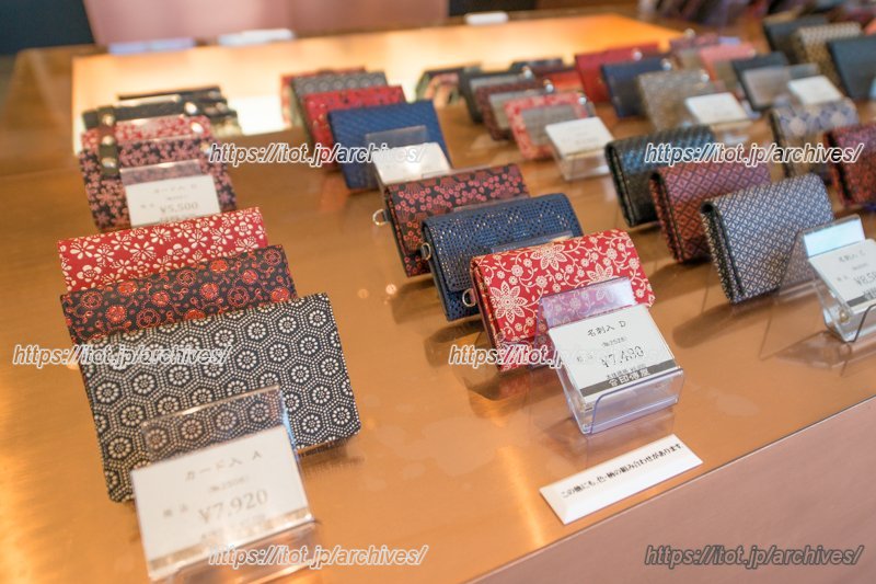 「甲州印傳」を使った様々な商品を展開