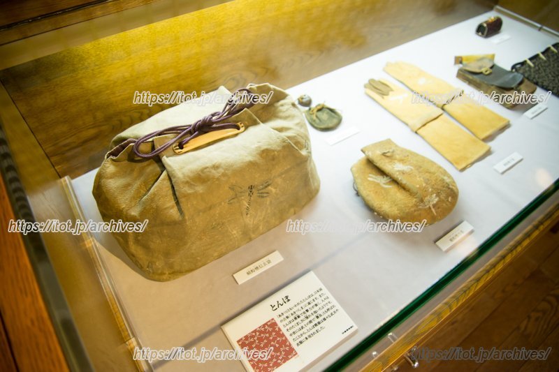 「印傳博物館」に展示されている「蜻蛉（とんぼ）」の模様