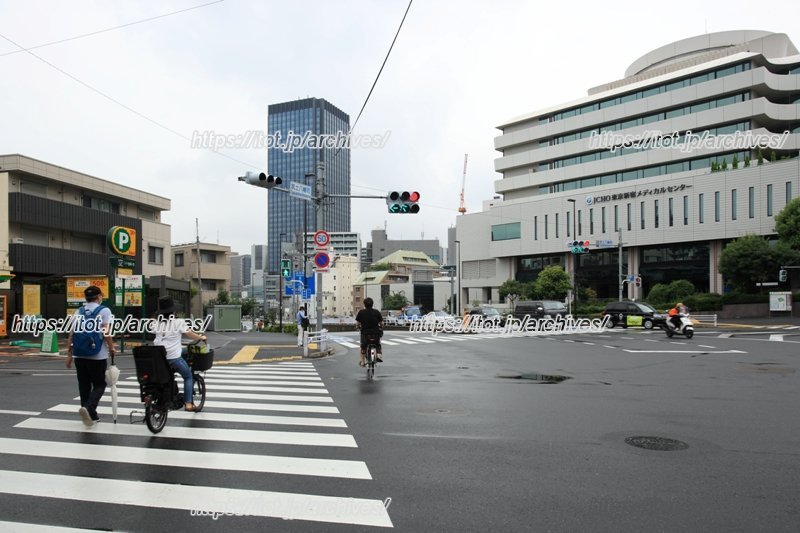 「筑土八幡神社」前にある「東京新宿メディカルセンター」