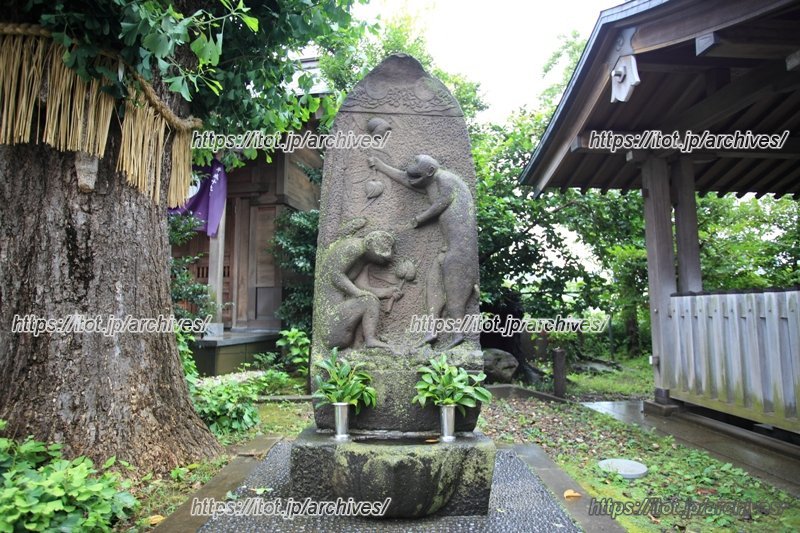 雌雄2匹の猿に桃の実を配した、全国的にも珍しい「庚申塔」