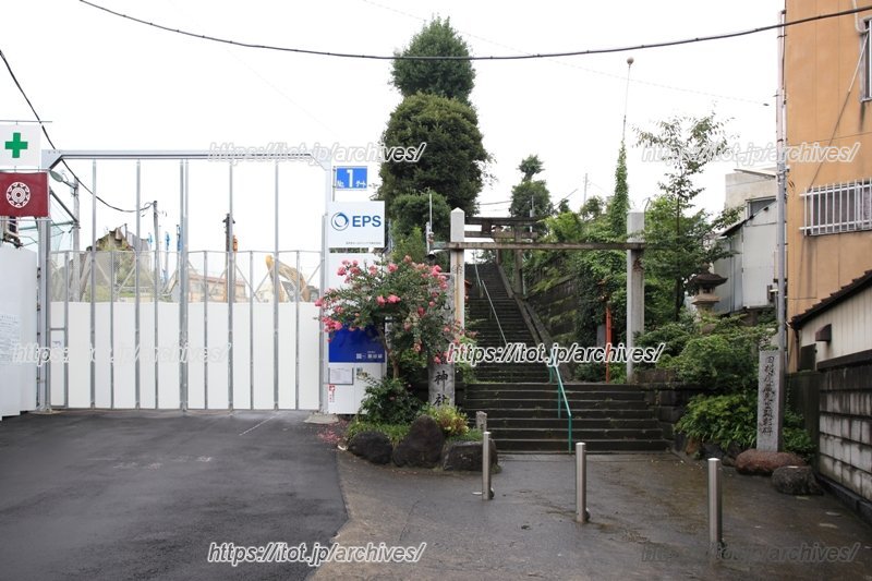 移り行く街並みの中でも、「筑土八幡神社」は変わらずたたずんでいる