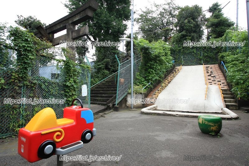 神社の横には公園もある