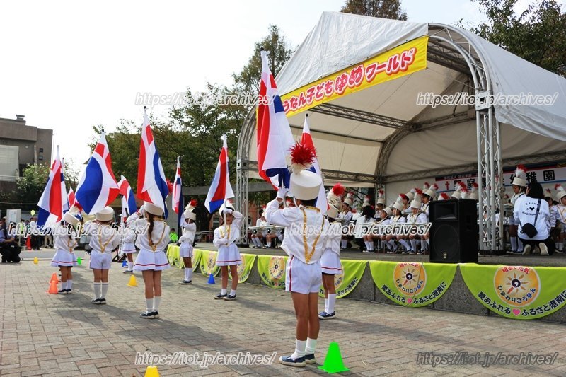 様々な催し物に、多彩な出店で大いに盛り上がる