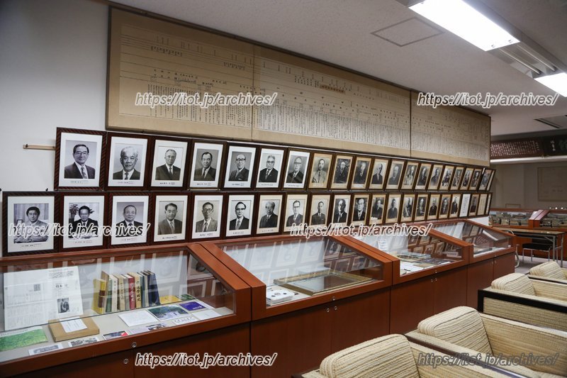 記念品室には歴代の理事長や校長の写真がずらり