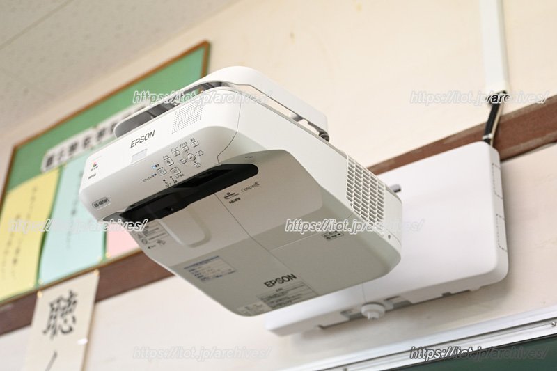 「ICT活用推進モデル校」として全教室に短焦点プロジェクターを設置