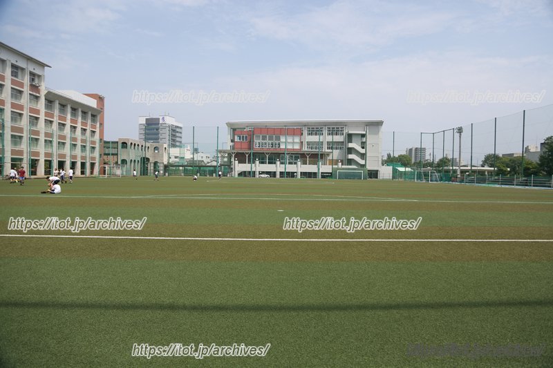 人工芝が敷かれたメイングラウンド