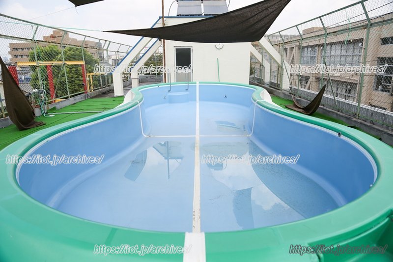 屋上にあるプール