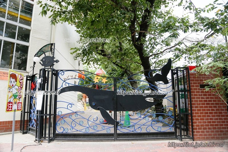 くじらのオブジェクトをあしらった大きな門が目印