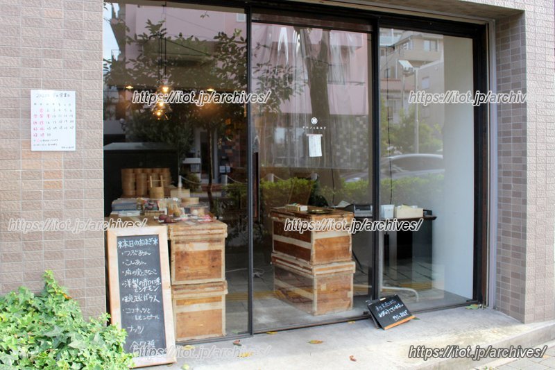 飾り気のない、スタイリッシュな入口