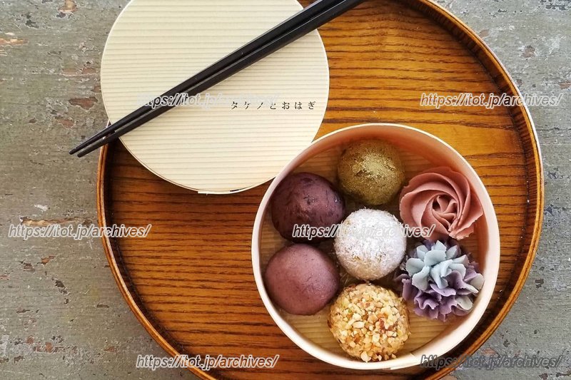 丸いわっぱに丸いおはぎを詰めて