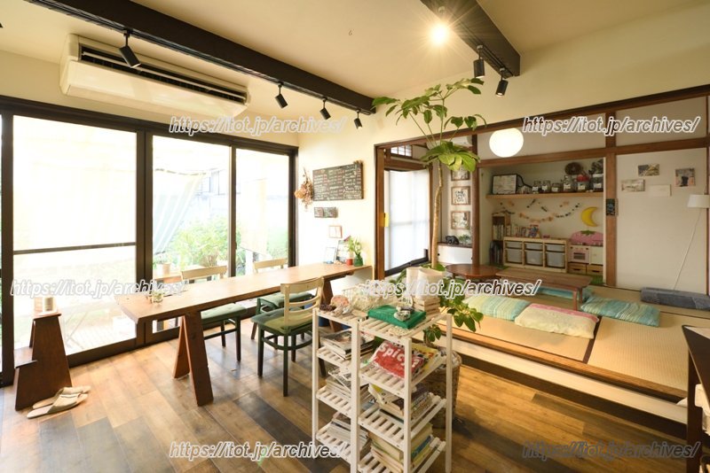 テーブル席や畳のスペースもある